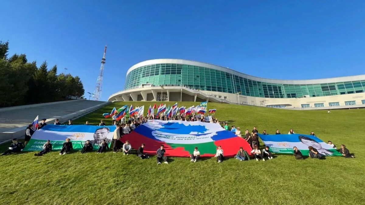 Сотрудники Госкомитета РБ по ЧС присоединились к флешмобу, посвящённому Дню воссоединения новых территорий с Россией