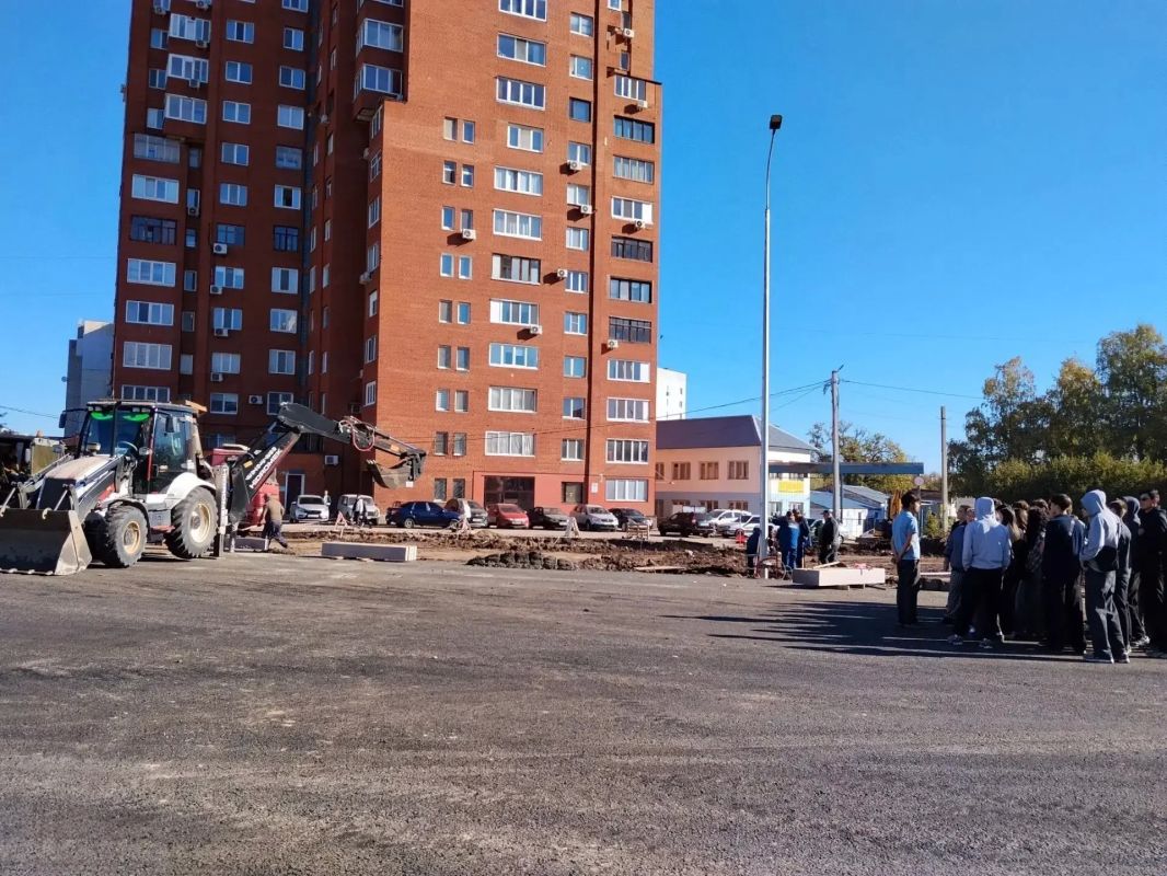 Будущие дорожные строители знакомятся с профессией на реальном объекте! Будущие дорожные строители знакомятся с профессией на реальном объекте!