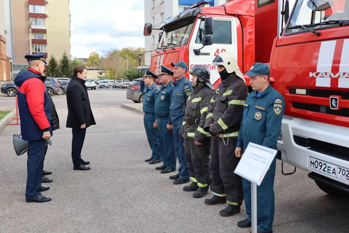 Сегодня в рамках командно-штабных учений провели смотр готовности сил и средств спасательных служб гражданской обороны Сегодня в рамках командно-штабных учений провели смотр готовности сил и средств спасательных служб гражданской обороны