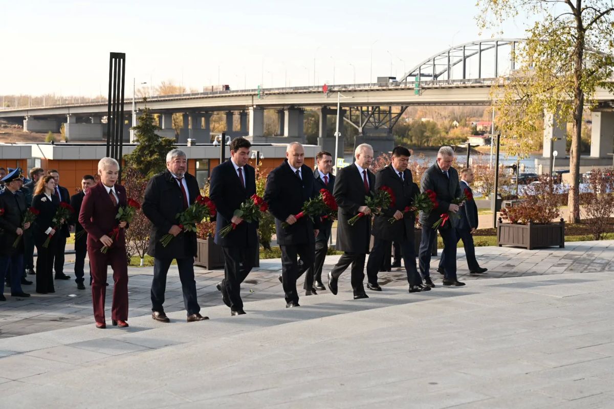 В Уфе возложили цветы к двум монументам В Уфе возложили цветы к двум монументам