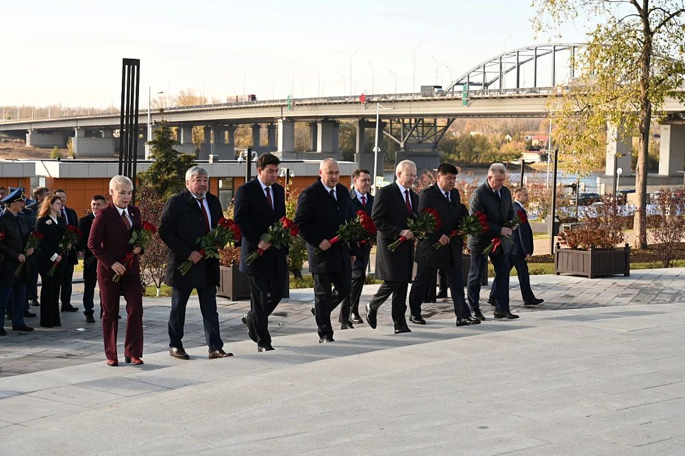 В Уфе возложили цветы в честь Дня Республики В Уфе возложили цветы в честь Дня Республики
