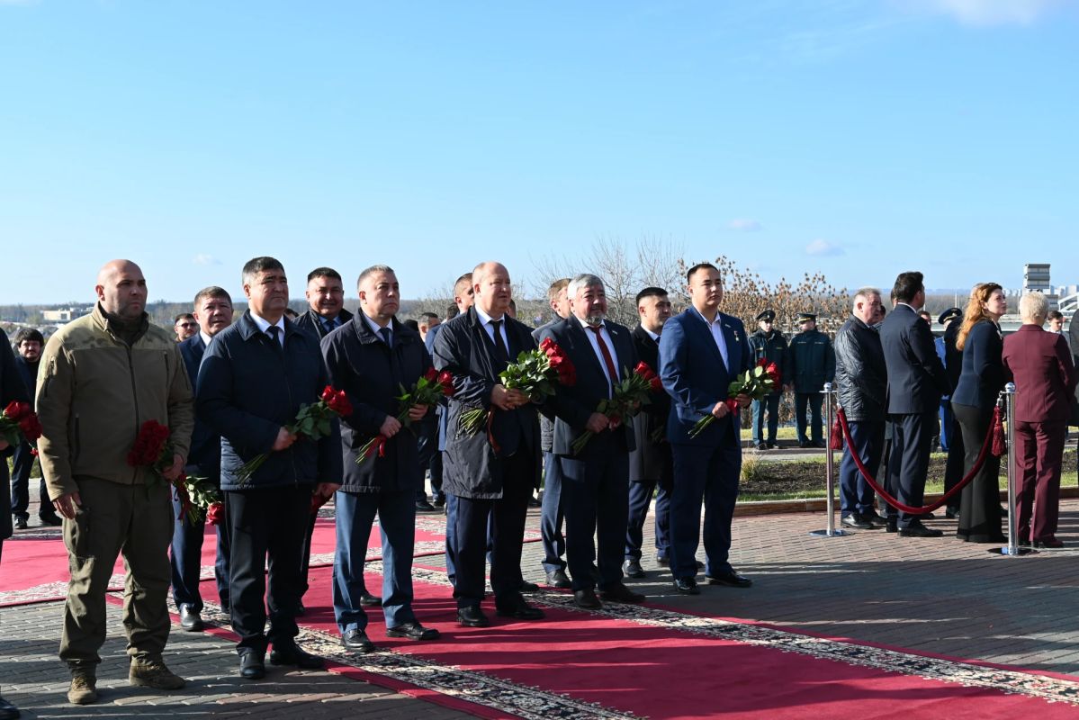 В Уфе возложили цветы в честь Дня Республики В Уфе возложили цветы в честь Дня Республики