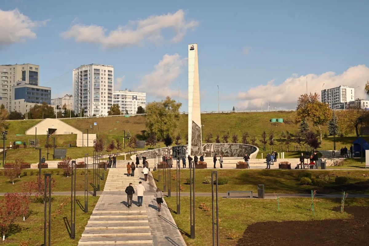 В Уфе возложили цветы к двум монументам В Уфе возложили цветы к двум монументам