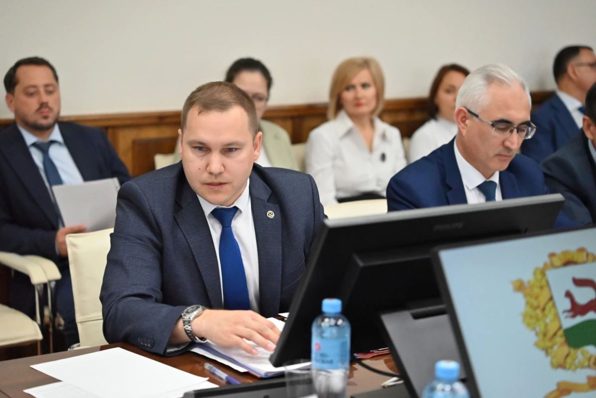 Уфимские депутаты готовятся к заседанию Горсовета Уфимские депутаты готовятся к заседанию Горсовета