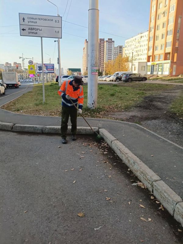 Тёплая солнечная погода способствует активному проведению работ по благоустройству Тёплая солнечная погода способствует активному проведению работ по благоустройству