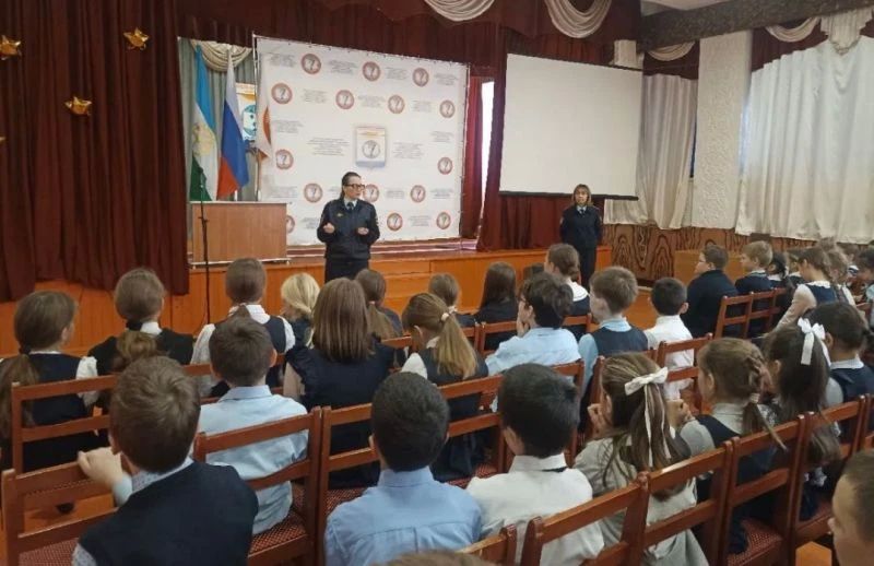 В школе села Николо-Берёзовка сотрудники полиции провели урок безопасности