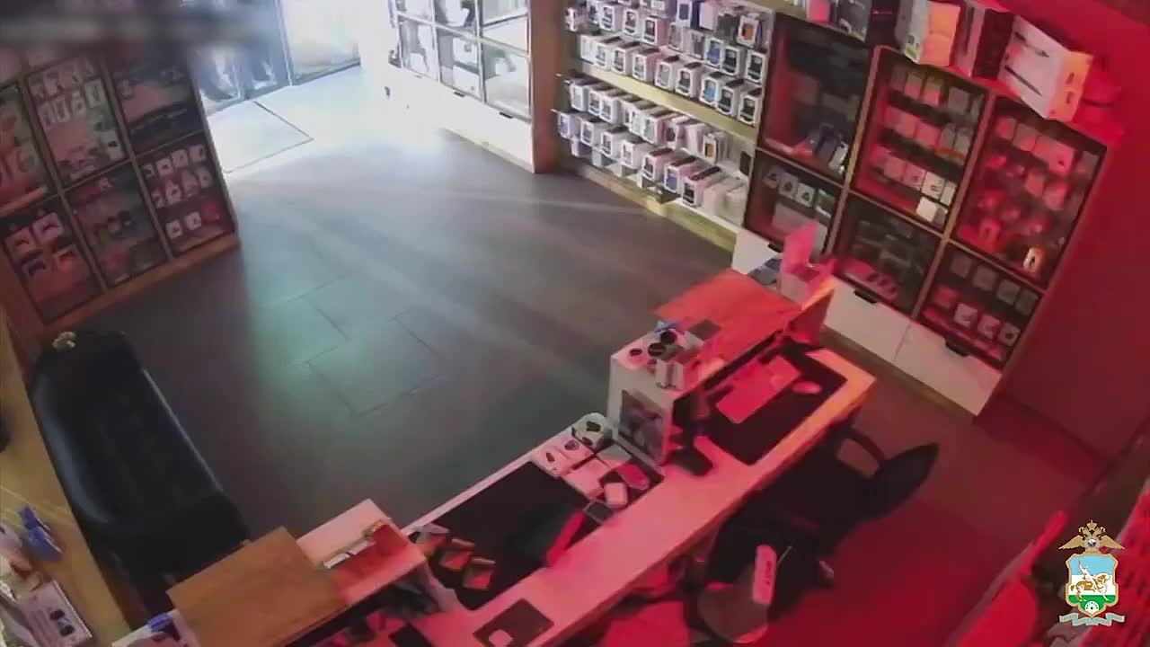 Парни из Перми приехали в Уфу, обокрали магазин техники и продали телефоны в двух городах
