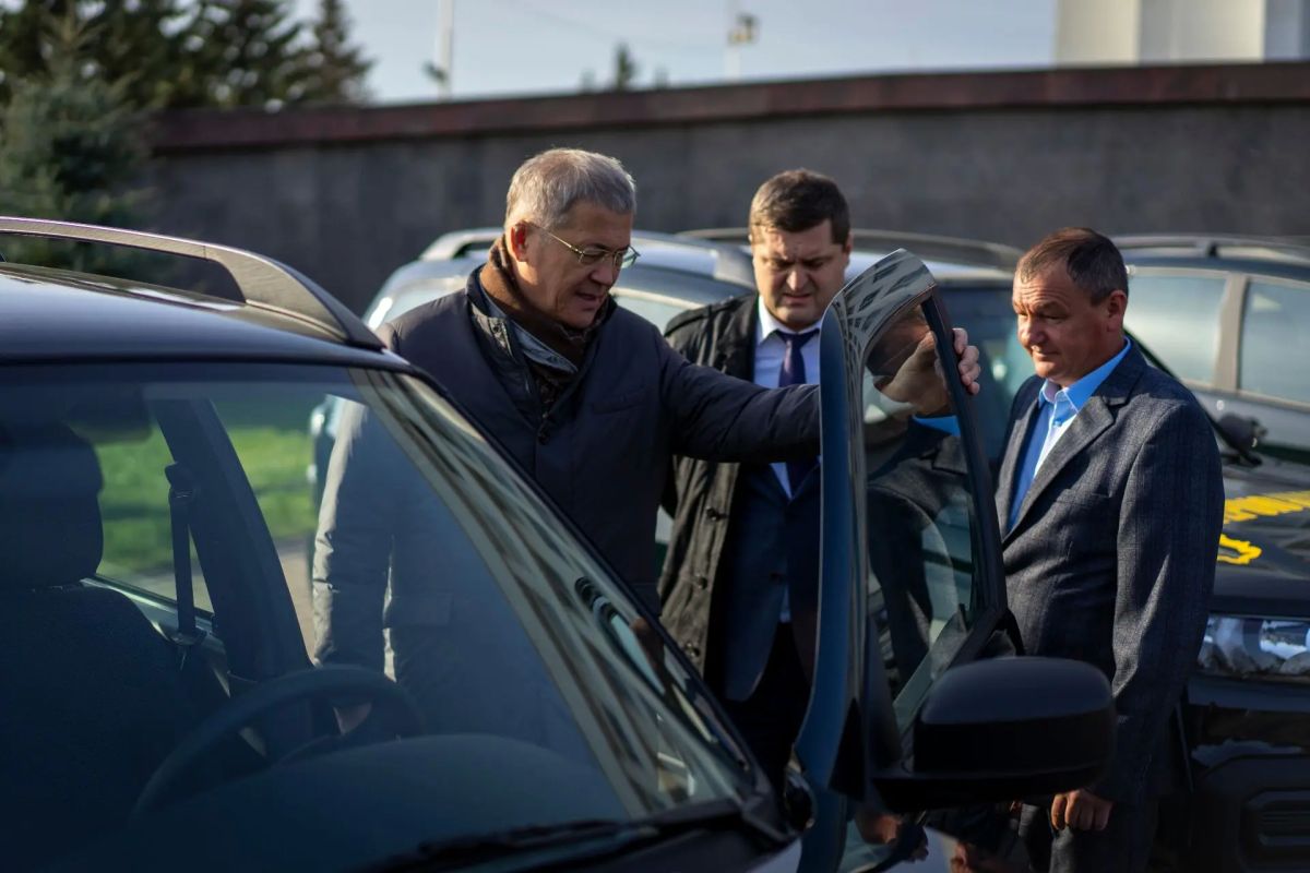 Глава Башкортостана Радий Хабиров вручил ключи от 10 автомобилей «ЛАДА Нива» лучшим хлеборобам республики Глава Башкортостана Радий Хабиров вручил ключи от 10 автомобилей «ЛАДА Нива» лучшим хлеборобам республики