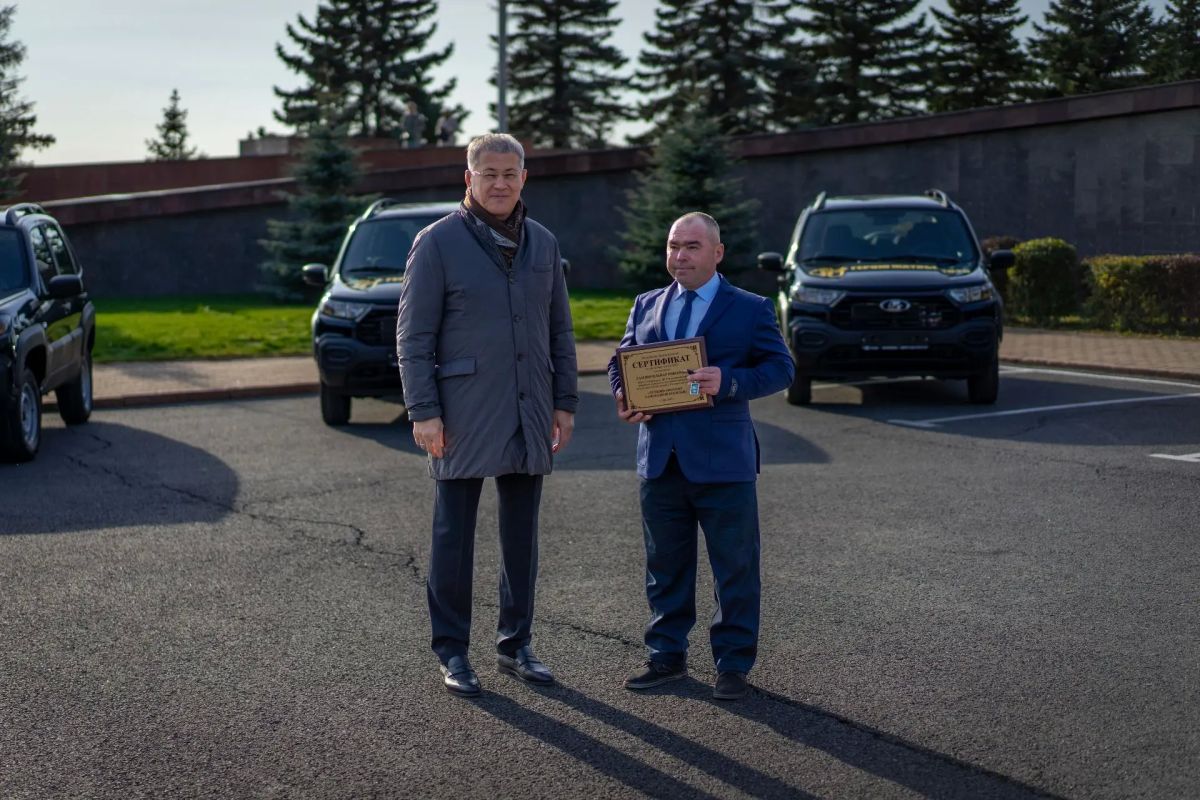 Глава Башкортостана Радий Хабиров вручил ключи от 10 автомобилей «ЛАДА Нива» лучшим хлеборобам республики Глава Башкортостана Радий Хабиров вручил ключи от 10 автомобилей «ЛАДА Нива» лучшим хлеборобам республики