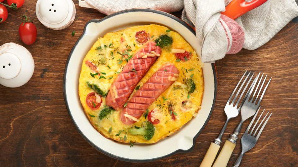 Просто добавьте эту начинку: даже дешевые сосиски станут в разы вкуснее