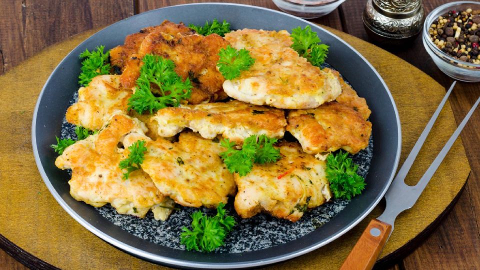 Нежные оладьи с хрустящей корочкой сметут со стола вмиг: будут готовы за 15 минут