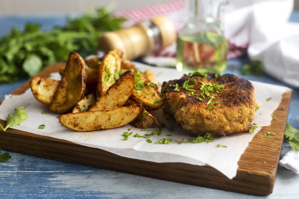 Сочная свиная отбивная в пряной панировке