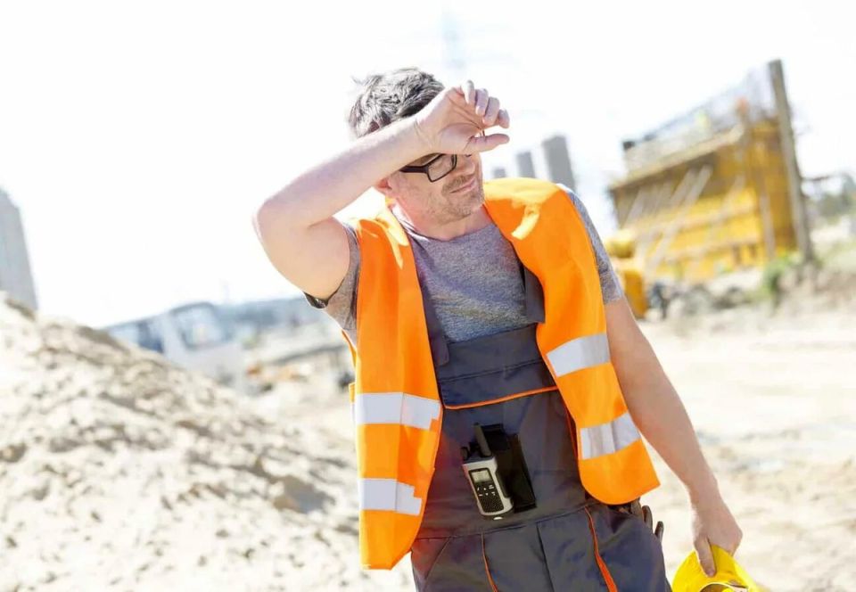 Слесарь против жары: суд поддержал работника, оспорившего дисциплинарное взыскание