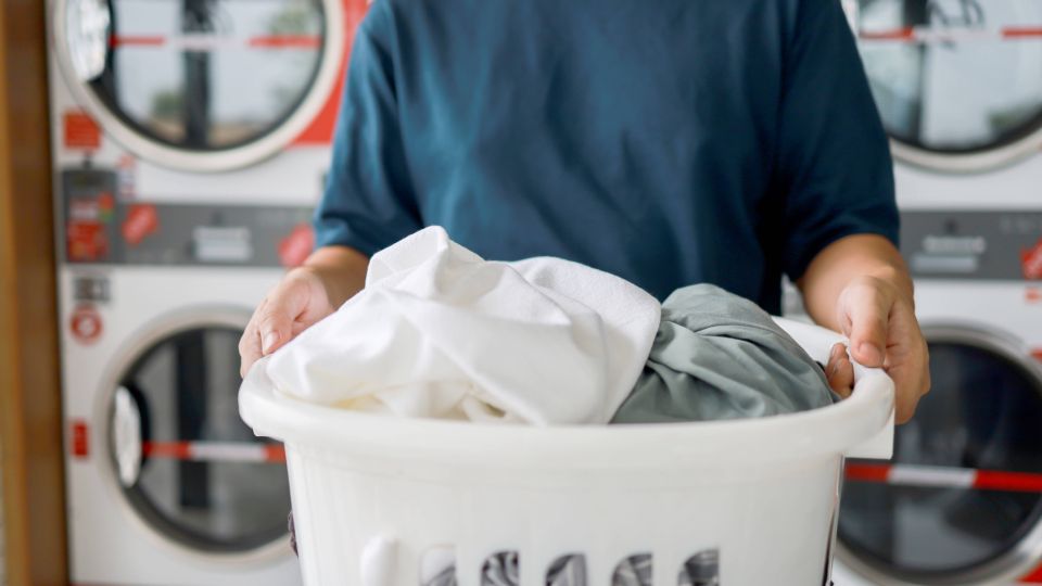 Желтые пятна с одежды исчезнут бесследно: белизну вернет самодельная смесь