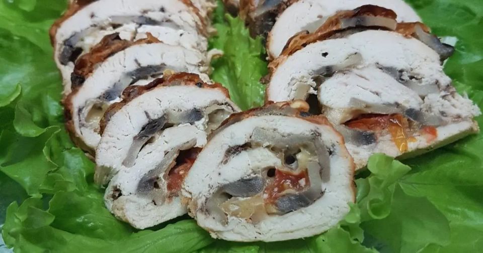 Куриная рулета с грибами: идеальная закуска для любого праздника