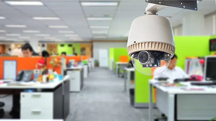 Скрытые камеры на рабочем месте: опасная игра работодателей или нарушение прав сотрудников?
