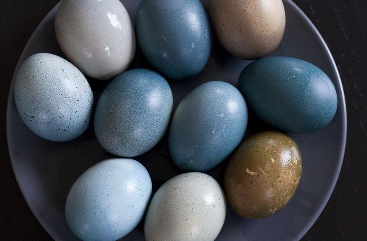 Синие пасхальные яйца, от которых все ахнут: секрет в одном овоще из вашего холодильника