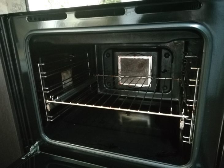 Слой грязи и нагара растворится на глазах: вот чем нужно намазать духовку