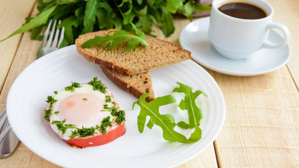 Вкуснейшая яичница с сыром и помидорами: приготовите без заморочек со сковородкой