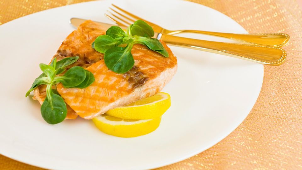 Рыбу перед жаркой почистите за 2 минуты: даже нож не потребуется