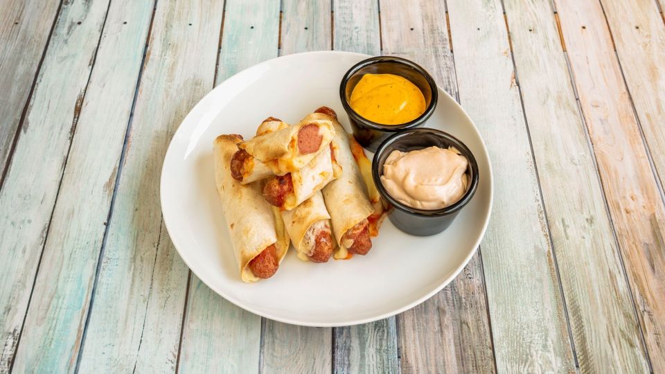 Приготовите вкуснейшие сосиски в тесте всего за 15 минут: без замешивания и духовки