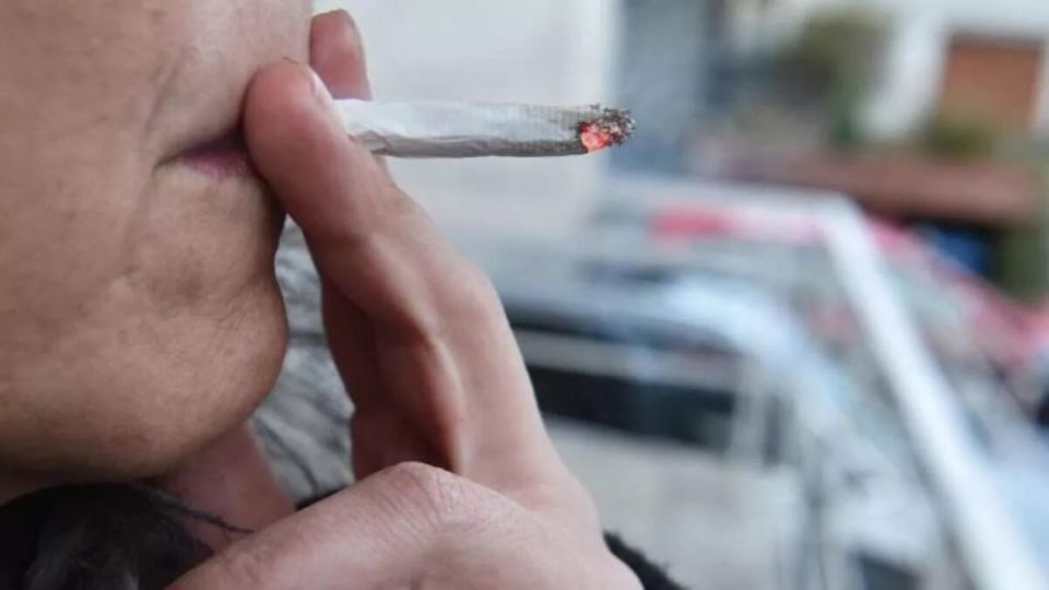 Сосед курит на балконе: что делать, если дым заполняет вашу квартиру?