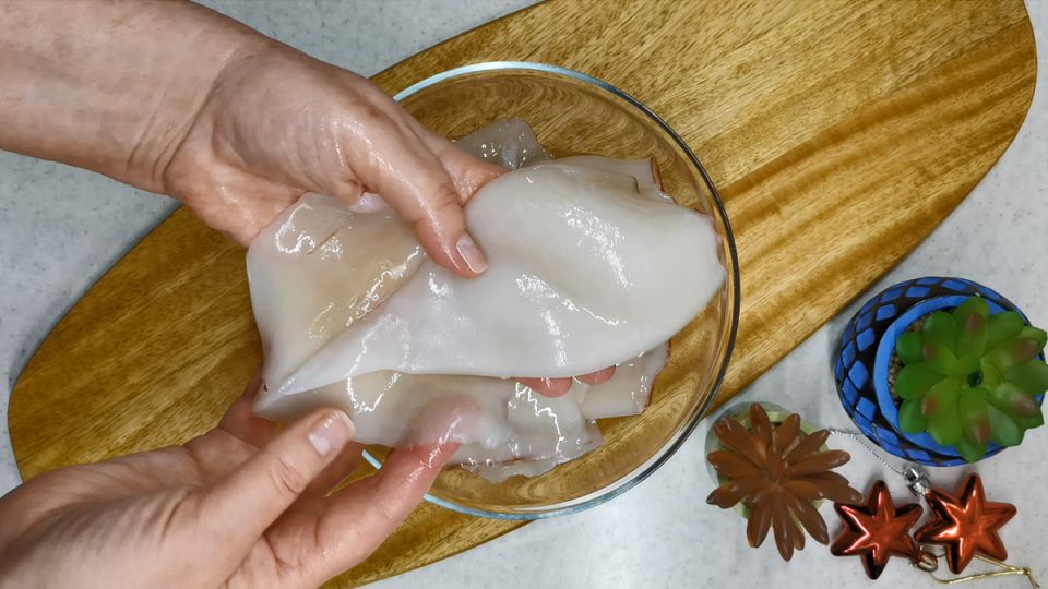 Необычный розовый салат с кальмарами для новогоднего стола