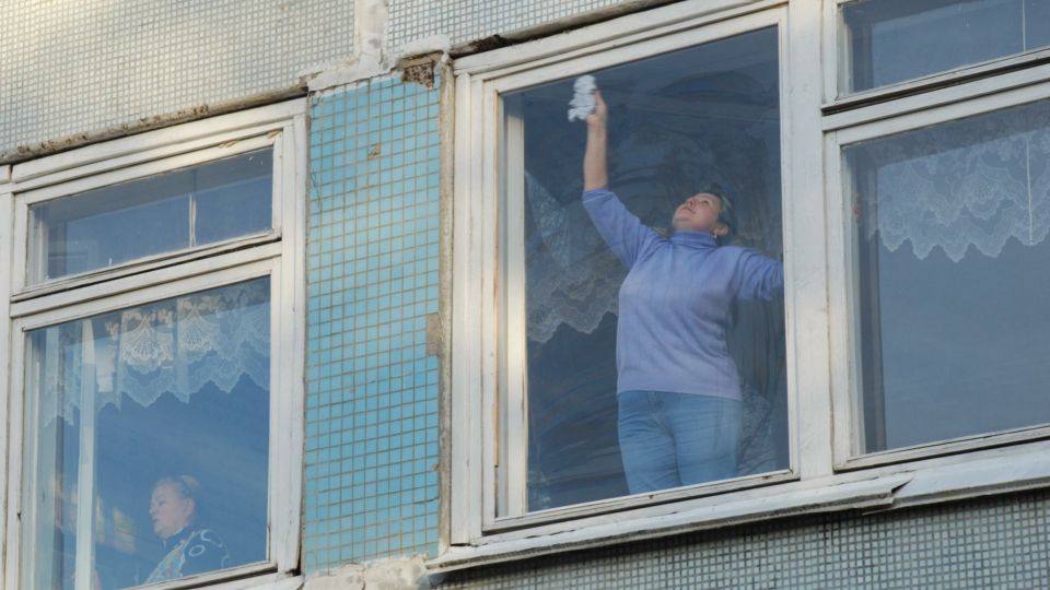 Проще простого: продлеваем чистоту помытых на зиму окон нехитрым способом