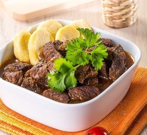 Вкусное путешествие в Чешскую кухню: тушеное мясо с кнедликами