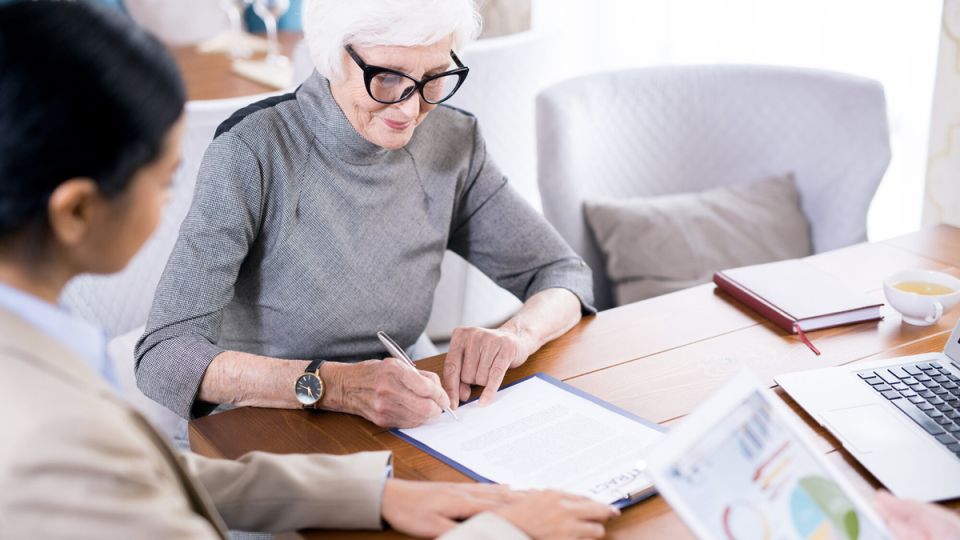 Пенсионеры под угрозой штрафа: завещания, которые могут спасти ваше наследство