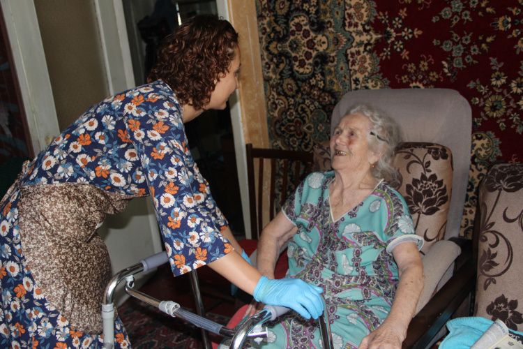 Новый закон об уходе за пожилыми: как он облегчает жизнь семьям