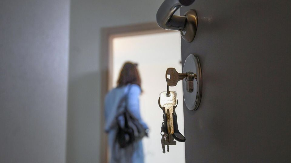 Верховный суд отменил решение по делу о долге, спасая квартиру матери с ребенком