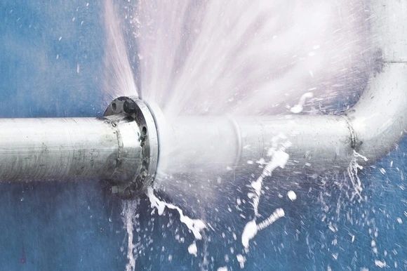 Когда полотенцесушитель стал причиной потопа: кто виноват и как избежать проблем