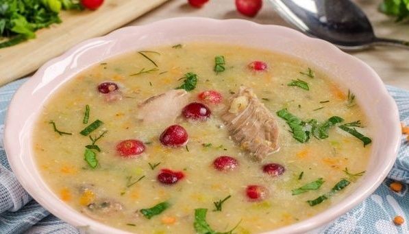 Чечевичный суп-пюре с тунцом и клюквой: гармония вкусов в каждой ложке