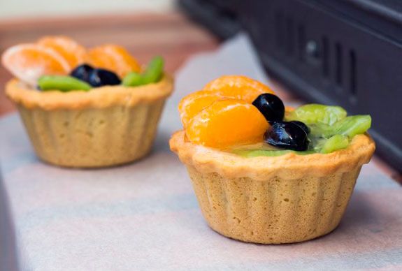 Как приготовить нежные песочные корзинки с фруктами: шаг за шагом