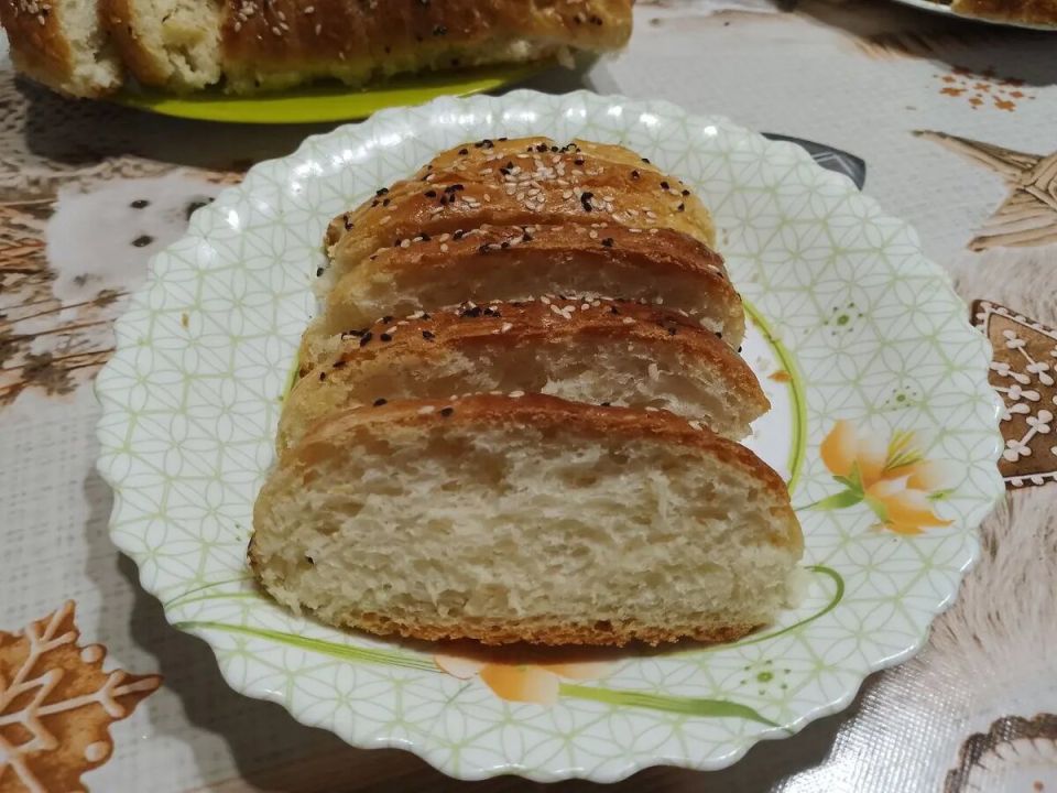 Домашний батон с кунжутом для бутербродов: спокойный рассказ о простом хлебе