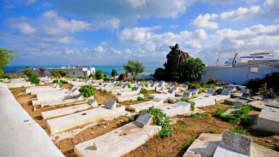 Какую роль играет закон в охране кладбищ и чужих участков на них