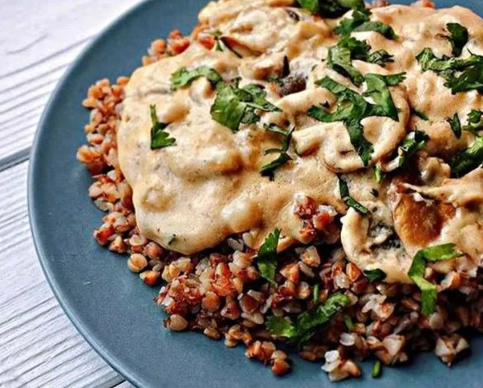 Нежная гречка с грибной подливой: идеальный рецепт для Петрова Поста