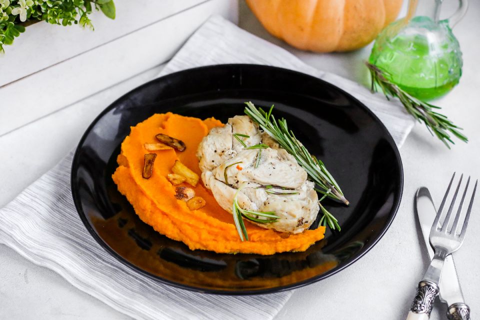 Тыквенное пюре с индейкой и хрустящими чесночными чипсами