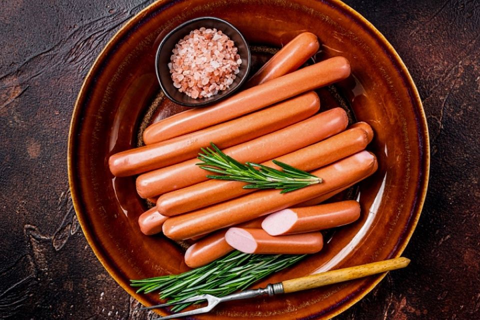 Сырые сосиски: безопасно ли их есть без варки?