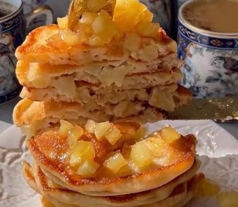 Сладкие оладушки с карамелизированными яблоками, которые покорят ваше сердце
