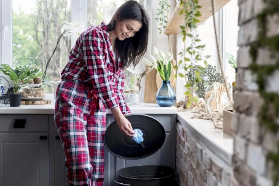 Как избавиться от неприятного запаха в мусорном ведре: полезные советы