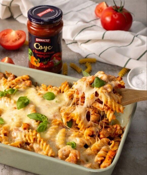 Паста, запеченная с курицей в томатном соусе